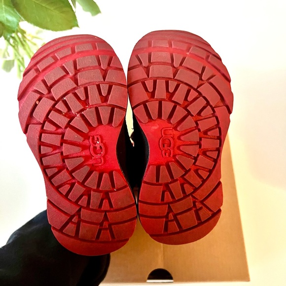 Ugg boots toddler size 7. Black + red trim. Like new.original box. Style T Taney - Picture 4 of 5